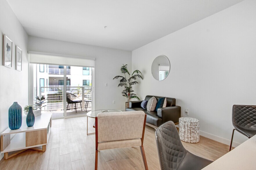 More Photos Of 6625 Reseda Blvd, Reseda Apartments For Lease