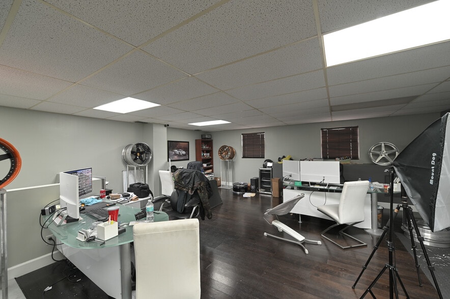 More Photos Of 13977-13981 SW 140th St, Miami Light Distribution For Sale