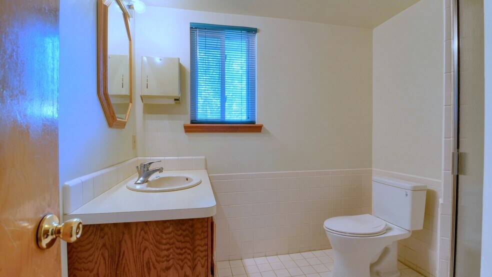 More Photos Of 42431 Mound Rd, Sterling Heights Storefront For Sale