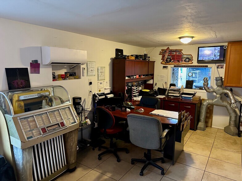 More Photos Of 1002 SE 9th St, Cape Coral Service For Sale