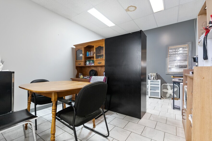 More Photos Of 1665 Rue Atmec, Gatineau Distribution For Lease