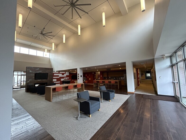 More Photos Of 625 S Main St, Zionsville Office For Sale