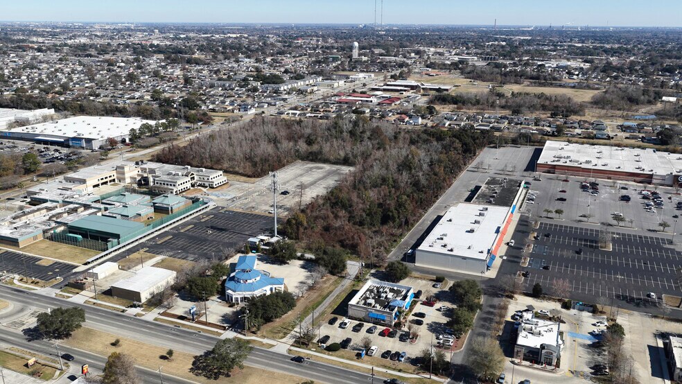 More Photos Of 1705 Manhattan Blvd, Harvey Land For Sale