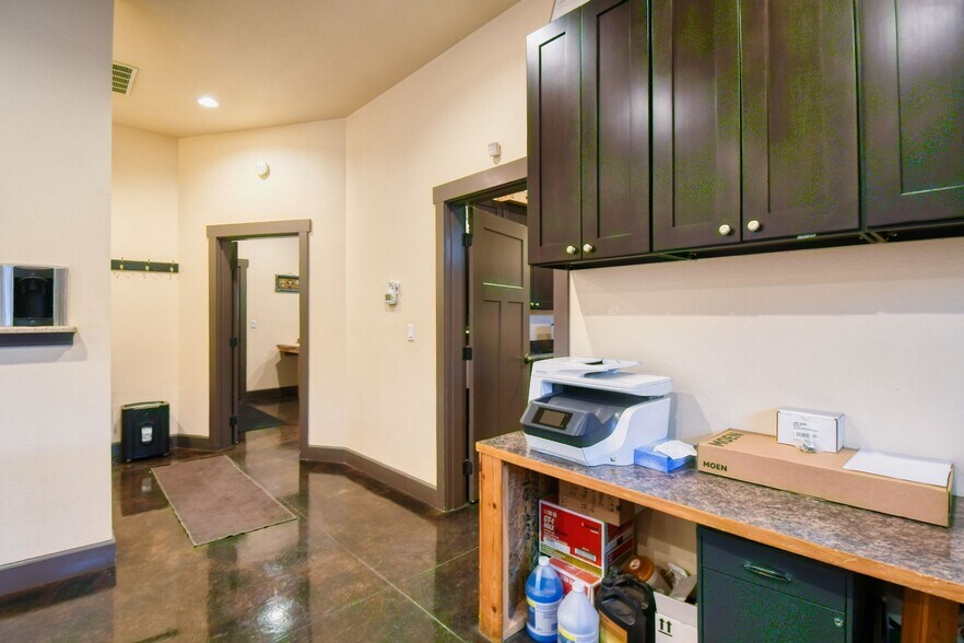 More Photos Of 818 Airport Rd, Pendleton Showroom For Sale