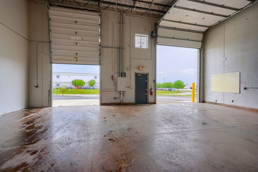 More Photos Of 3455 Centerpoint Dr, Grove City Warehouse For Lease