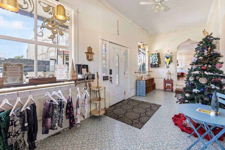 More Photos Of 145 N Market St, Wailuku Storefront Retail Residential For Lease