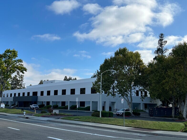 More Photos Of 350 Oakmead Pky, Sunnyvale Research And Development For Lease