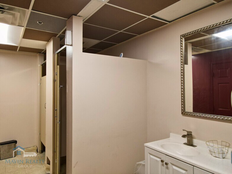 More Photos Of 2035 N Broadway, Baltimore Lodge Meeting Hall For Lease