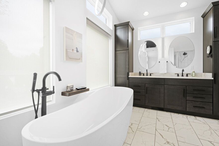 More Photos Of 612 N Lakeshore Dr, Ludington Hotel For Sale