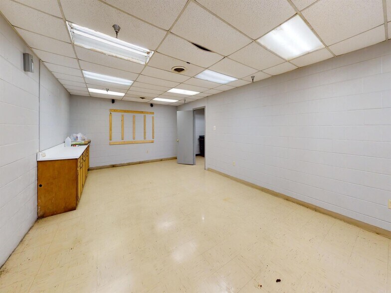 More Photos Of 103 Red Bridge Rd, De Queen Warehouse For Sale