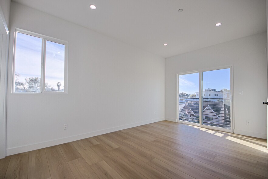 More Photos Of 2404 S Cochran Ave, Los Angeles Apartments For Sale