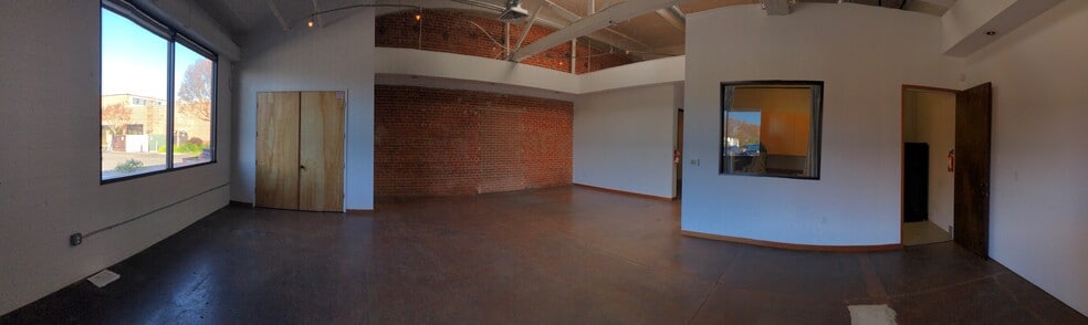 More Photos Of 2102 Dennison St, Oakland Flex For Lease