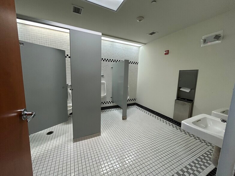 More Photos Of 1725 N McGovern St, Highland Park Medical For Lease