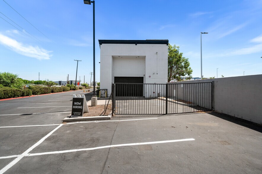 More Photos Of 800 E Dyer Rd, Santa Ana Showroom For Sale