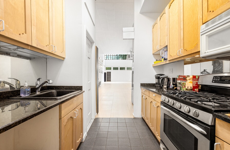 More Photos Of 424 W 49th St, New York Apartments For Sale