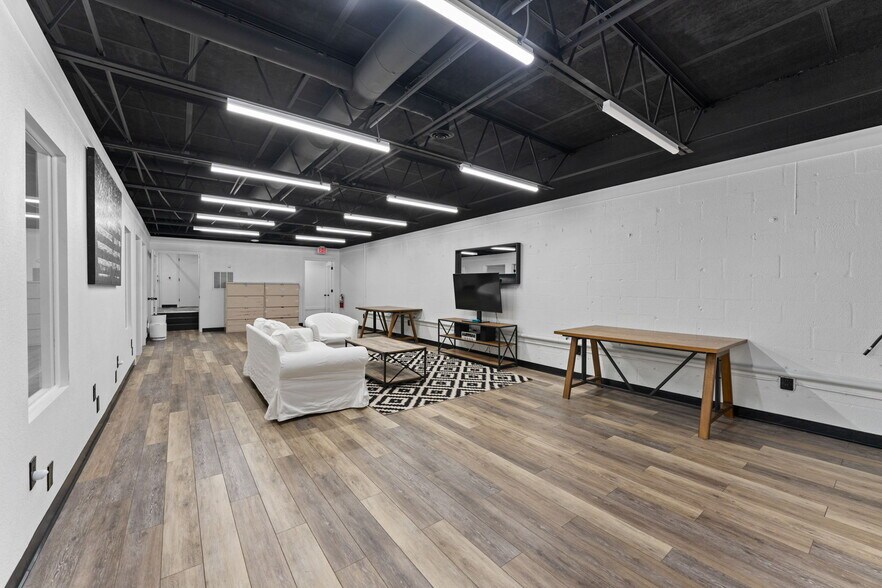 More Photos Of 7490 N 30th Ave, Saint Petersburg Showroom For Sale