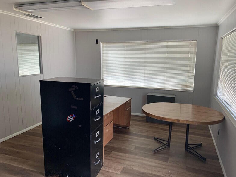 More Photos Of 820 S Commerce St, Kilgore Flex For Lease