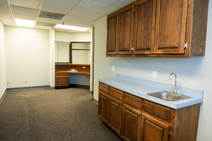 More Photos Of 407 N Cedar Ridge Dr, Duncanville Office Residential For Lease