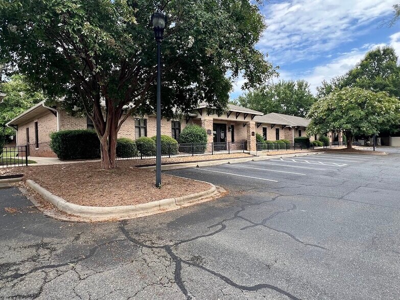 More Photos Of 1258 Mann Dr, Matthews Medical For Sale