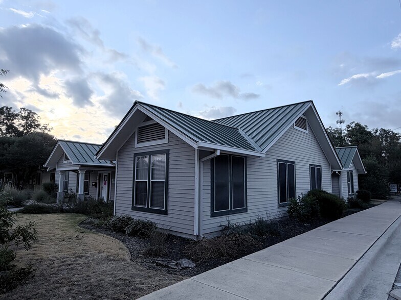 More Photos Of 303 E Main St, Round Rock Medical For Lease