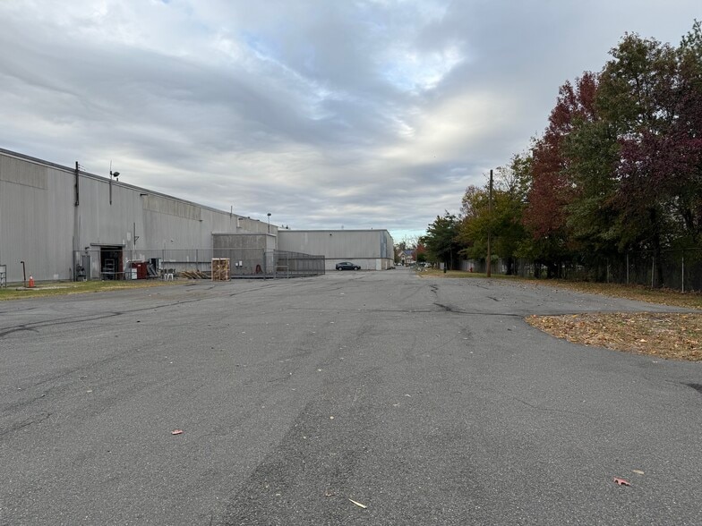 More Photos Of 114 Tived Ln E, Edison Distribution For Lease