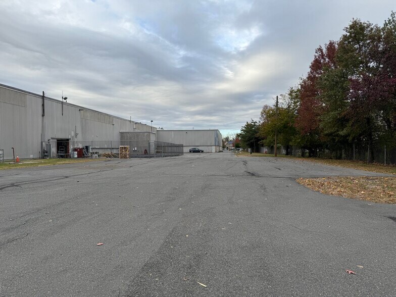 More Photos Of 114 Tived Ln E, Edison Distribution For Lease