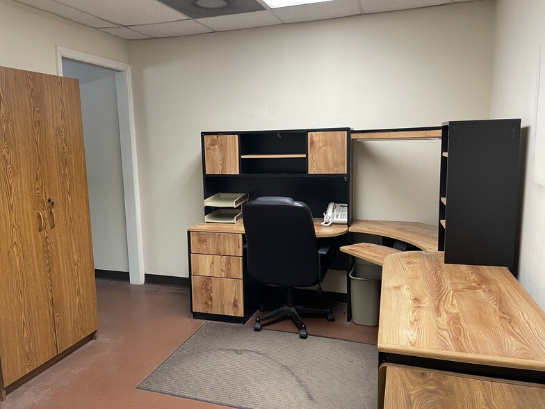 More Photos Of 1123 Forest Pky, Forest Park Flex For Lease