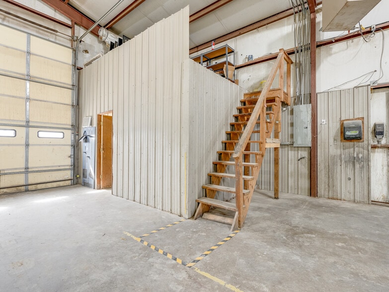 More Photos Of 122 N Hickory, Roff Flex For Sale