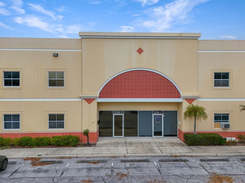 More Photos Of 787 Commerce Dr, Venice Warehouse For Lease