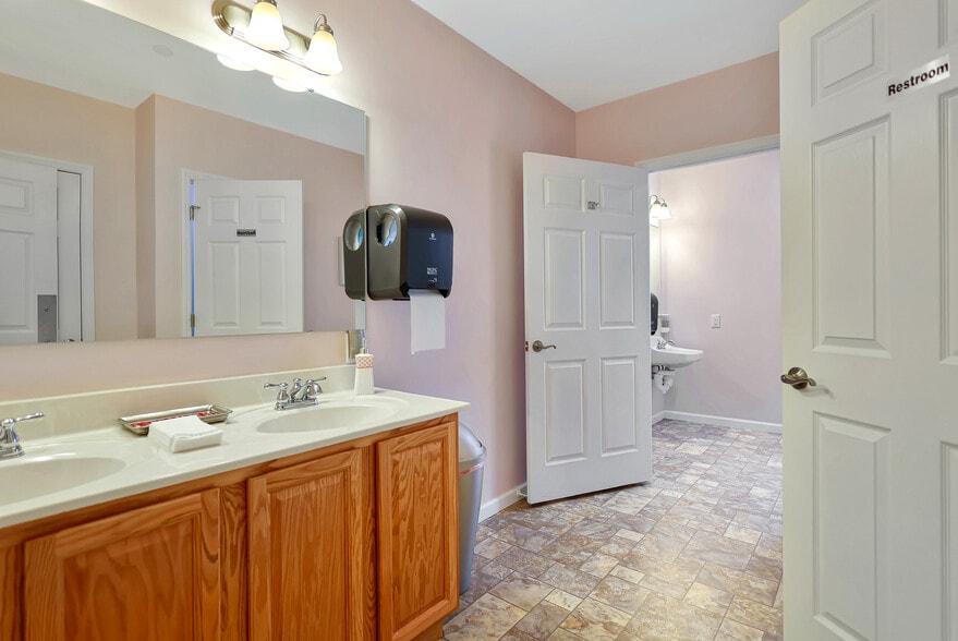 More Photos Of 1400 Broadway Rd, Dracut Flex For Sale