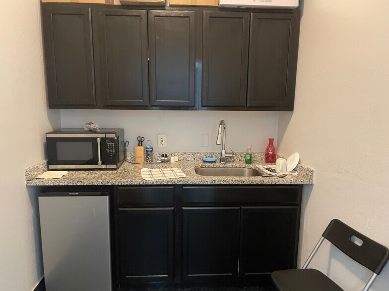 More Photos Of 8810 Commodity Cir, Orlando Showroom For Lease