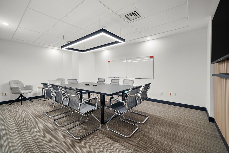 More Photos Of 3131 Boul de la Concorde E, Laval Coworking Space