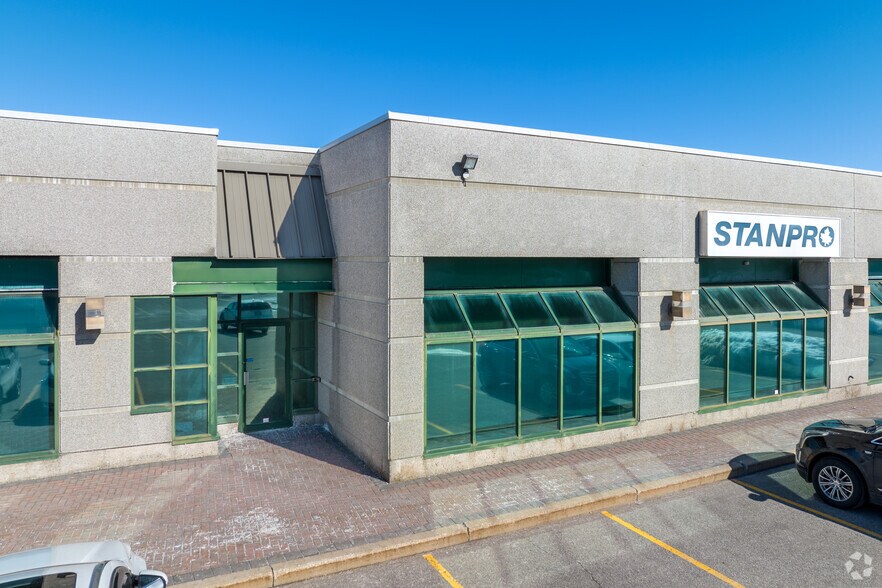 More Photos Of 9078 Leslie St, Richmond Hill Showroom For Lease