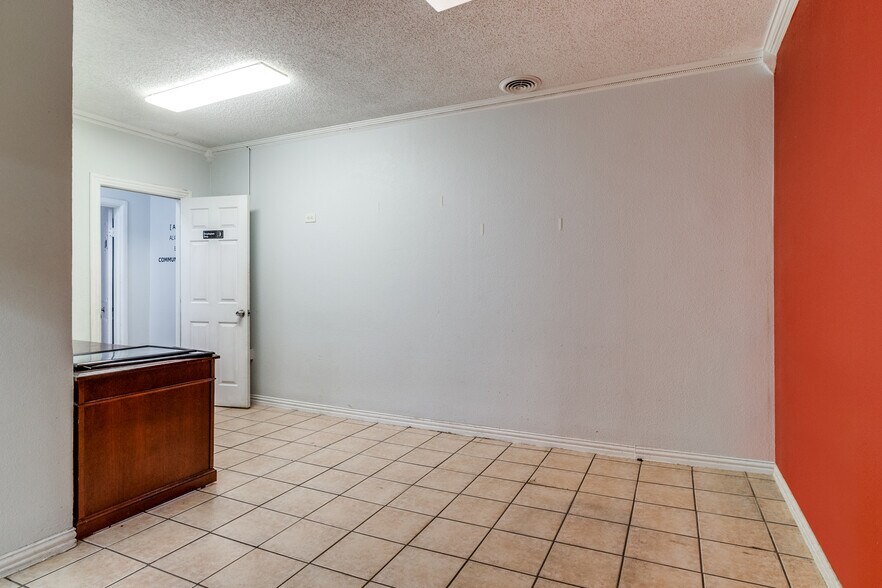 More Photos Of 914 W Commerce St, Dallas Showroom For Lease