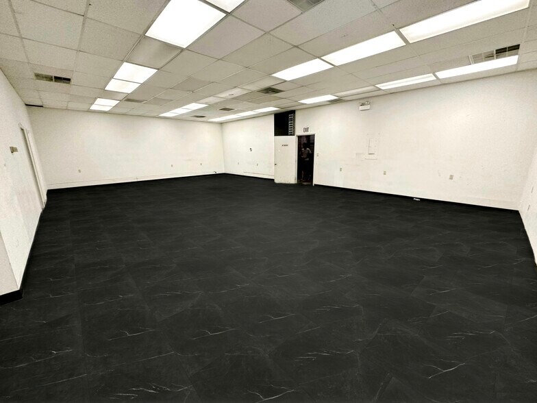 More Photos Of 5306 Peters Creek Rd, Roanoke Showroom For Sale