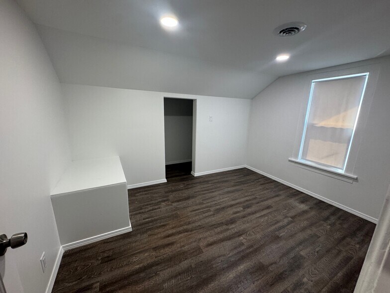 More Photos Of 830 E State St, Geneva Freestanding For Lease