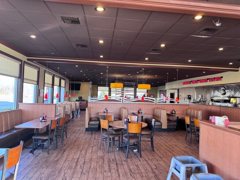 More Photos Of 6887 E Front St, Kansas City Fast Food For Lease