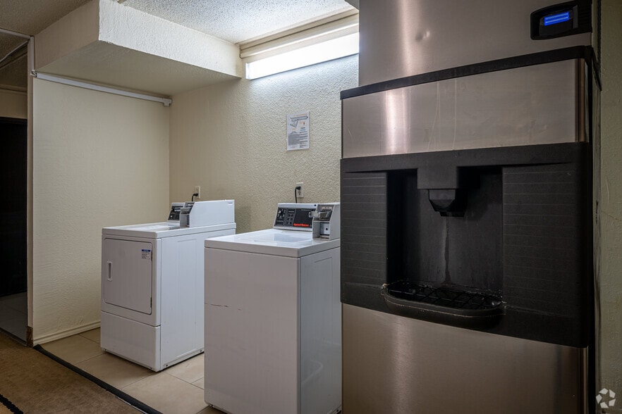 More Photos Of 925 Highway 332, Lake Jackson Hotel For Sale