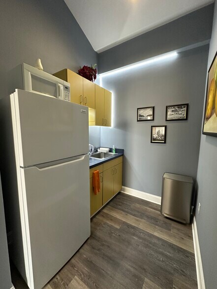 More Photos Of 21165 Whitfield Pl, Sterling Medical For Lease