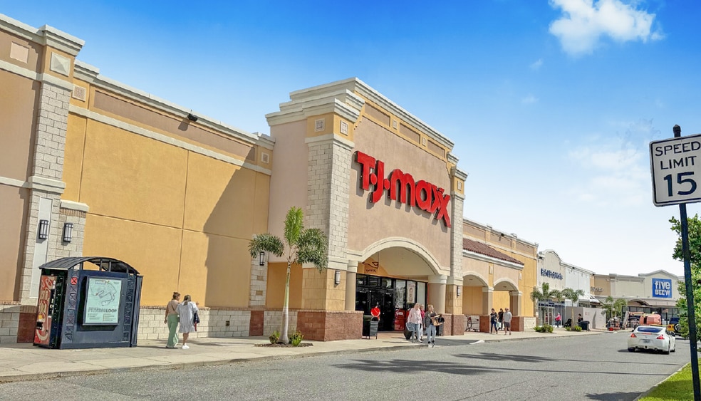 More Photos Of 303-881 N Alafaya Trl, Orlando Unknown For Lease