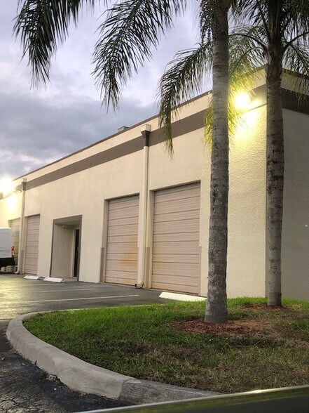 More Photos Of 10026 Spanish Isle Blvd, Boca Raton Warehouse For Lease