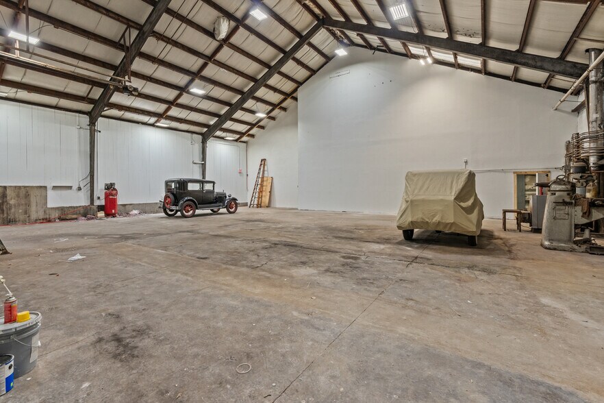 More Photos Of 1960 E Main Rd, Portsmouth Freestanding For Sale