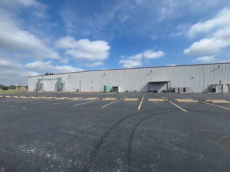 More Photos Of 9151 Youree Dr, Shreveport Distribution For Lease
