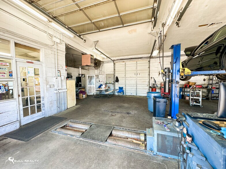 Primary Photo Of 3334 Memorial Dr, Decatur Auto Repair For Sale