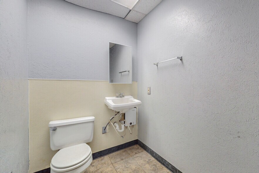 More Photos Of 1823 Commercial St NE, Albuquerque Warehouse For Sale