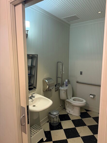 More Photos Of 109-115 Elm St, New Canaan Storefront Retail Office For Lease