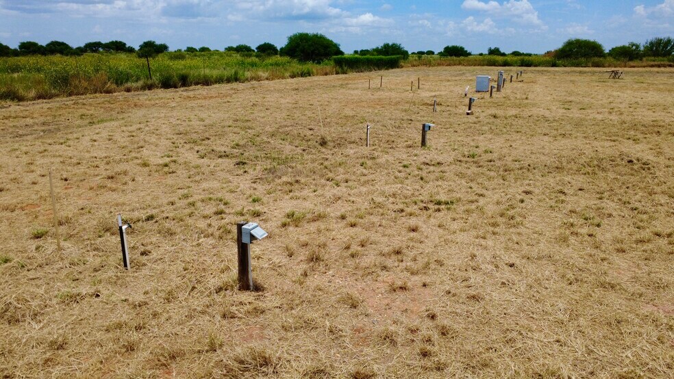 More Photos Of 13688 Interstate 35, Dilley Distribution For Sale