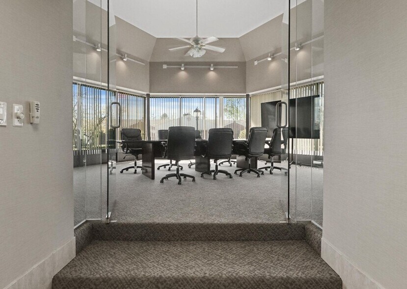 More Photos Of 33604 Grand River Ave, Farmington Office For Sale