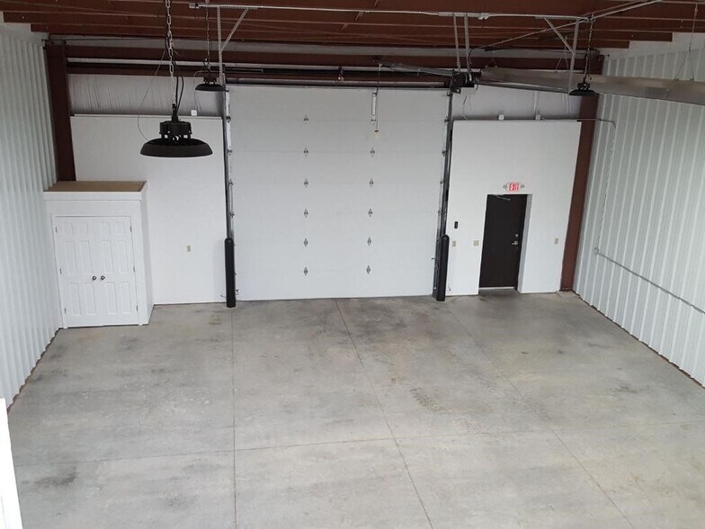 More Photos Of 1185 US Highway 14, Oregon Showroom For Lease