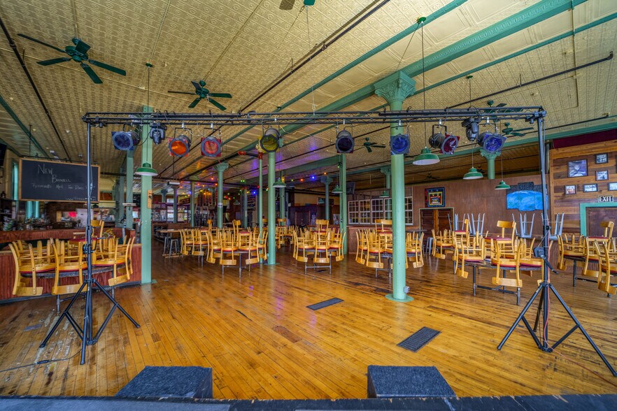 More Photos Of 923 N E St, Richmond Storefront For Sale